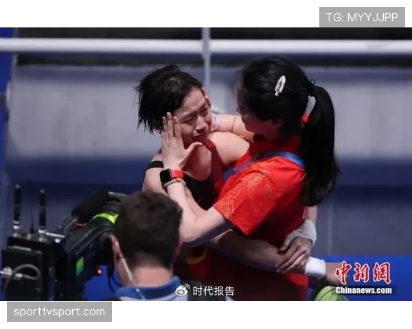 全红婵那日常能省几个亿，泳池边喝矿泉水都能讲究成时尚大片了？