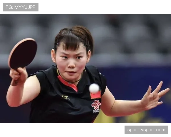 何卓佳训练完直接拎着爱马仕去吃路边摊，这反差谁懂啊